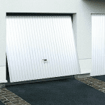 Porte basculante débordante